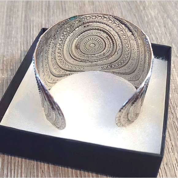 Bracelet-Cuff Style -EUC - Picture 3 of 4